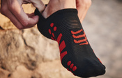 Skarpety Compressport No show Socks czarno-czerwone